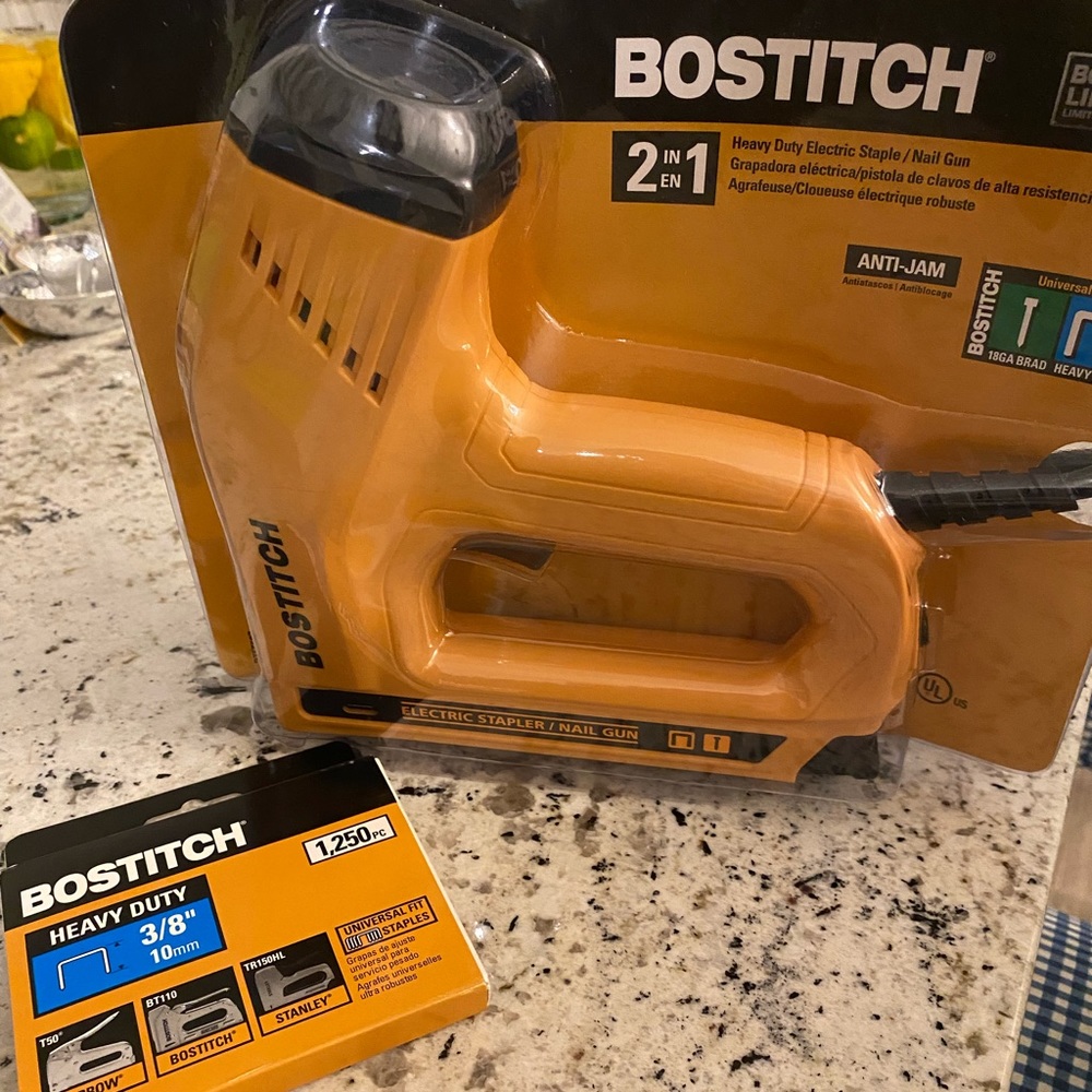 Staple gun!  Never used!  With Staples!